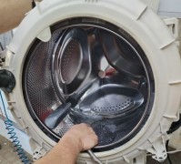 Mašina kada centrifugira ne cedi do kraja